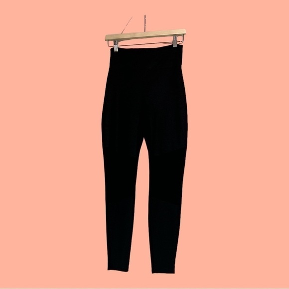 Assets by Spanx Red Hot Label Women’s Black High Rise Leggings, M/M - Picture 1 of 7
